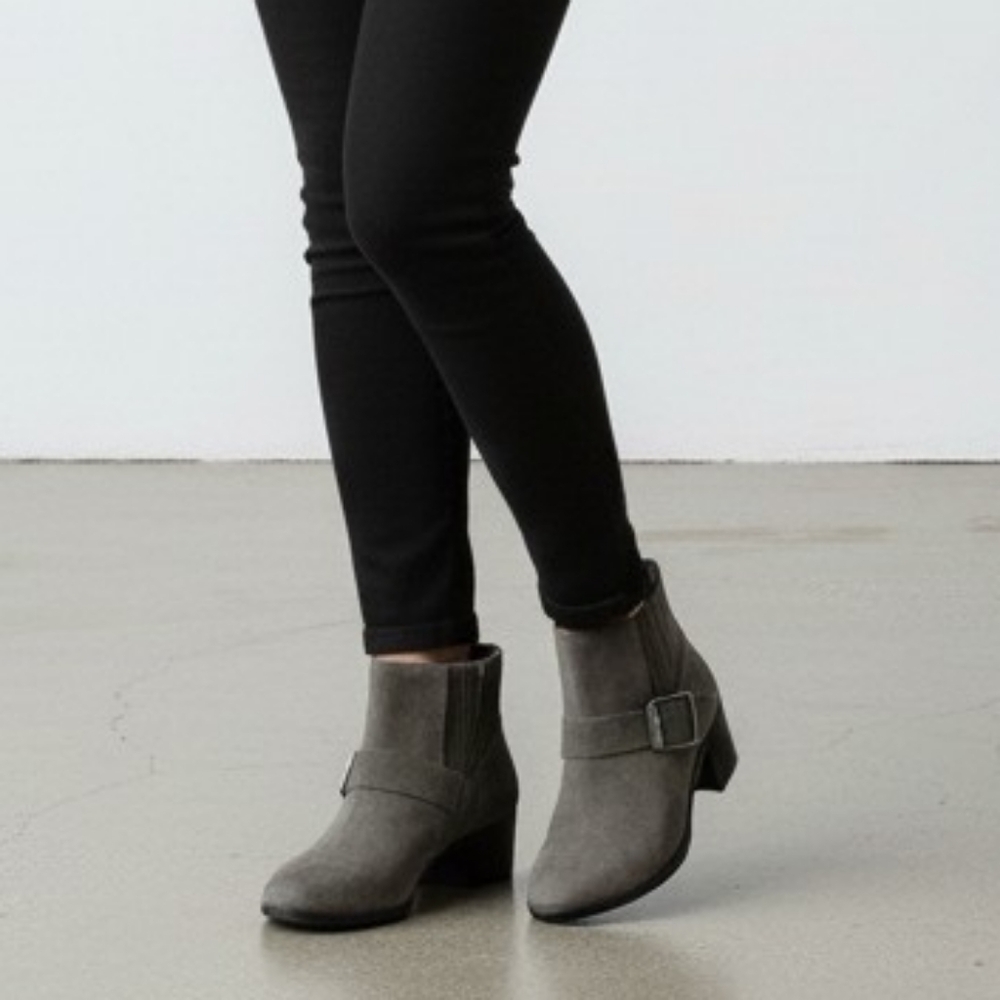 Aquatalia Foster Gray Suede Buckle Heeled Ankle Booties Women's Size 7.5
